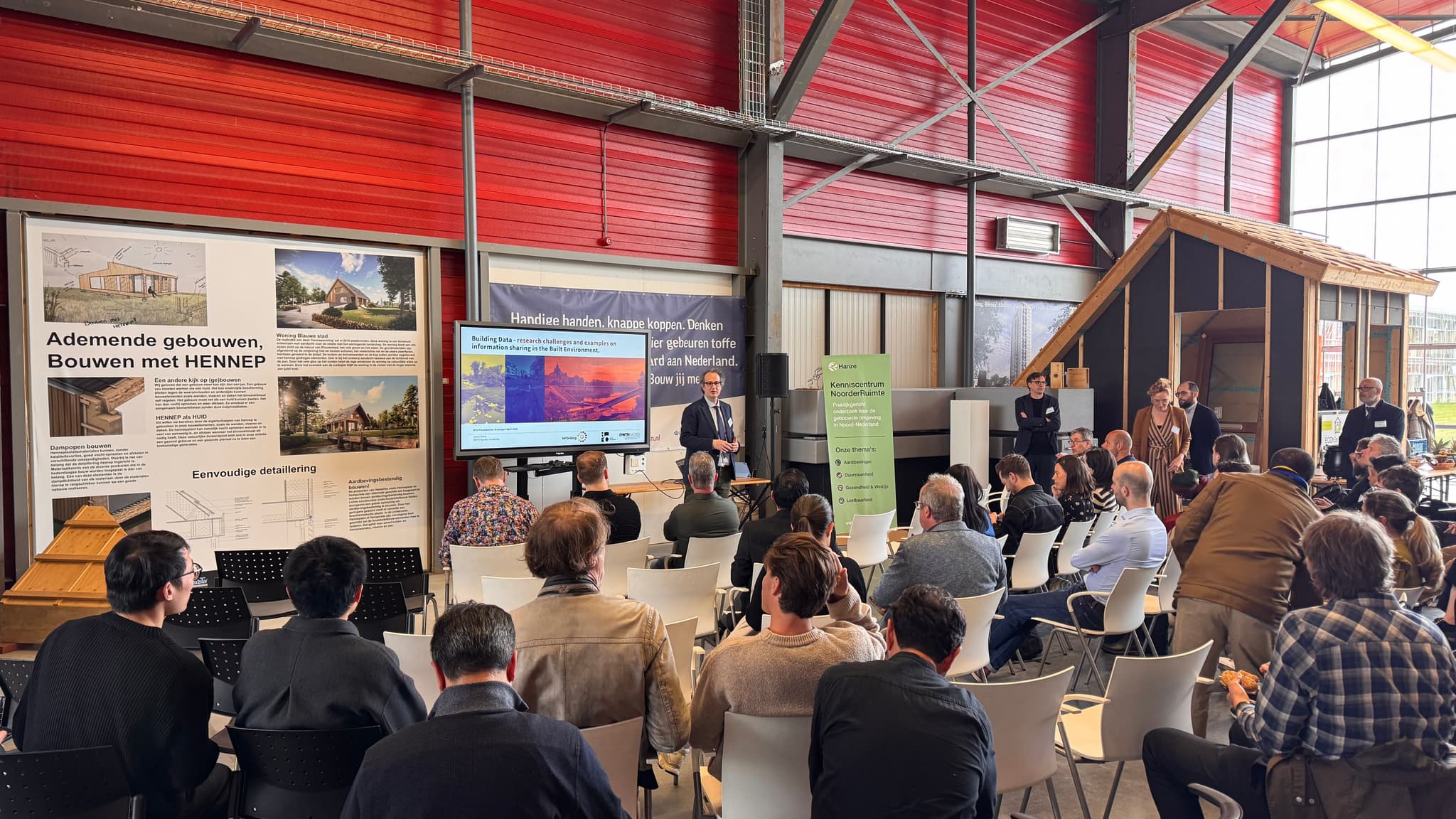 Mensen luisteren naar een van de presentaties tijdens de onderzoeksdag