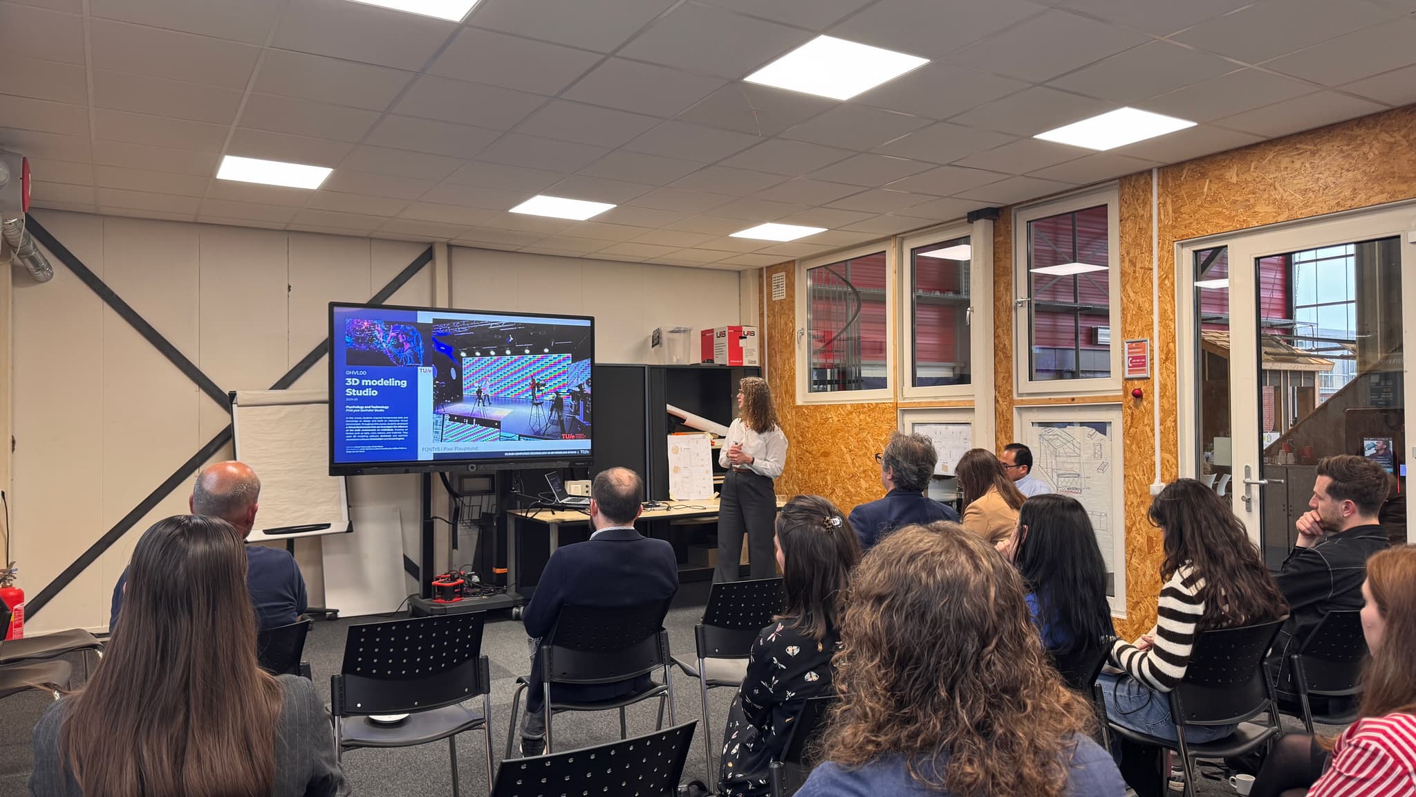 Deniz Tuzcuoglu tijdens haar presentatie