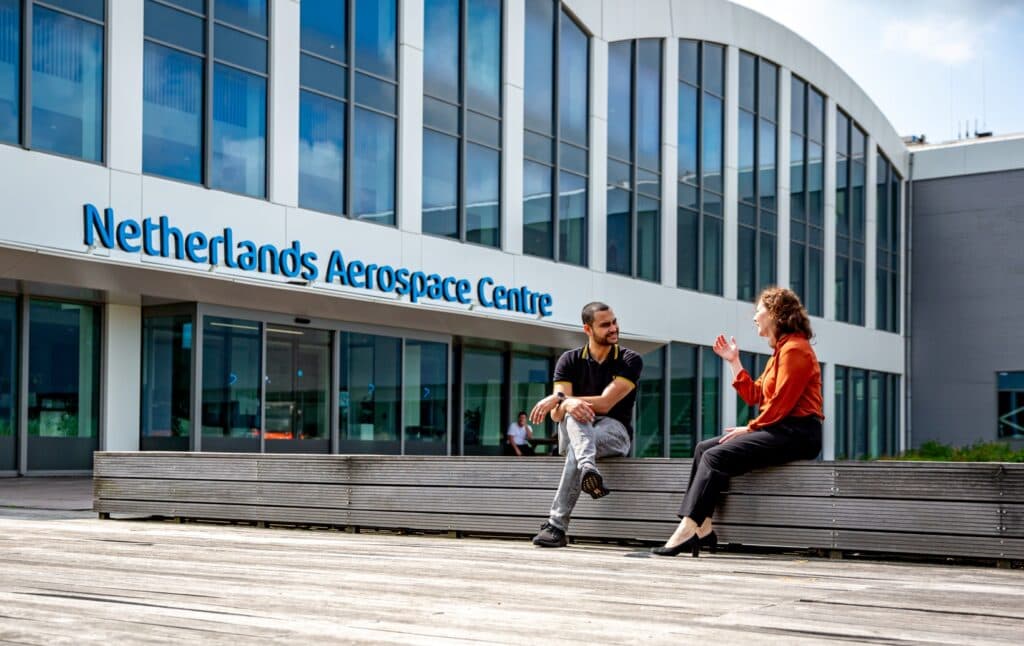 Kylie in gesprek met een collega