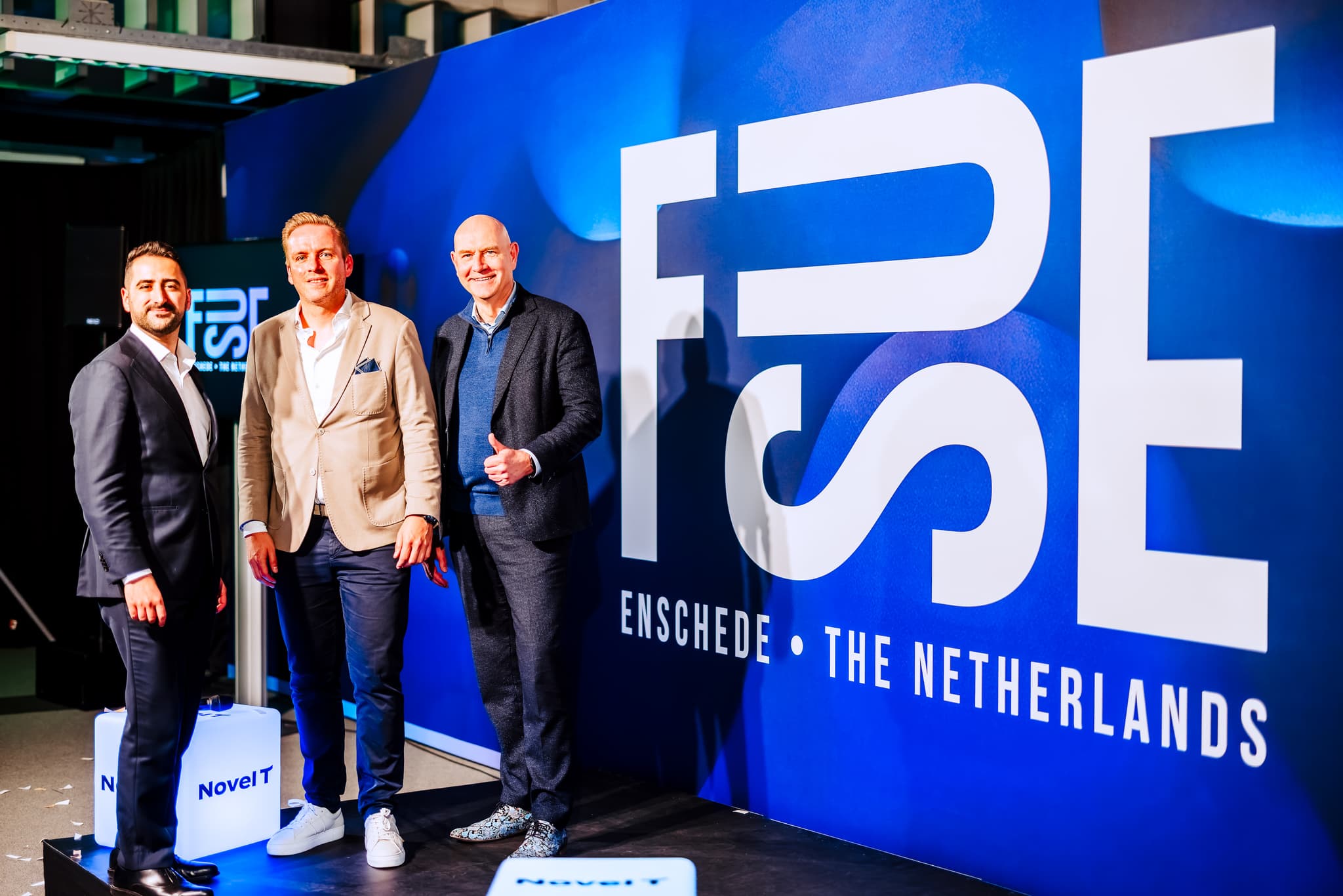 Wethouder Malkis Jajan (gemeente Enschede), gedeputeerde Erwin Hoogland (Provincie Overijssel), en Mike Verkouter (Novel-T) © FUSE